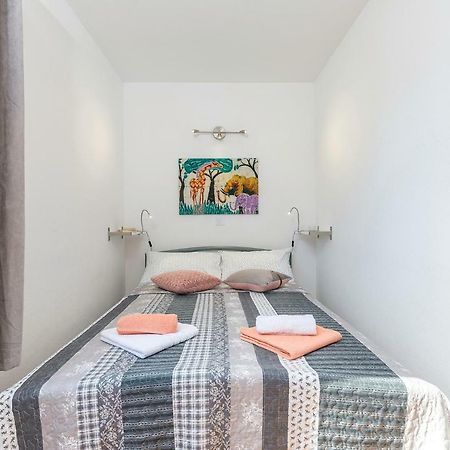 Apartment Sara Ровин Екстериор снимка
